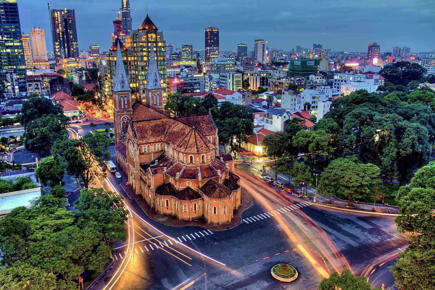 Thuê xe đi city tour Hồ Chí Minh